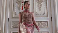 Agnez Mo mengenakan kebaya kontemporer bergaya cheongsam karya desainer Anne Avantie. (dok. Instagram @agnezmo/https://www.instagram.com/p/CCAUyZWpCJx/Putu Elmira)