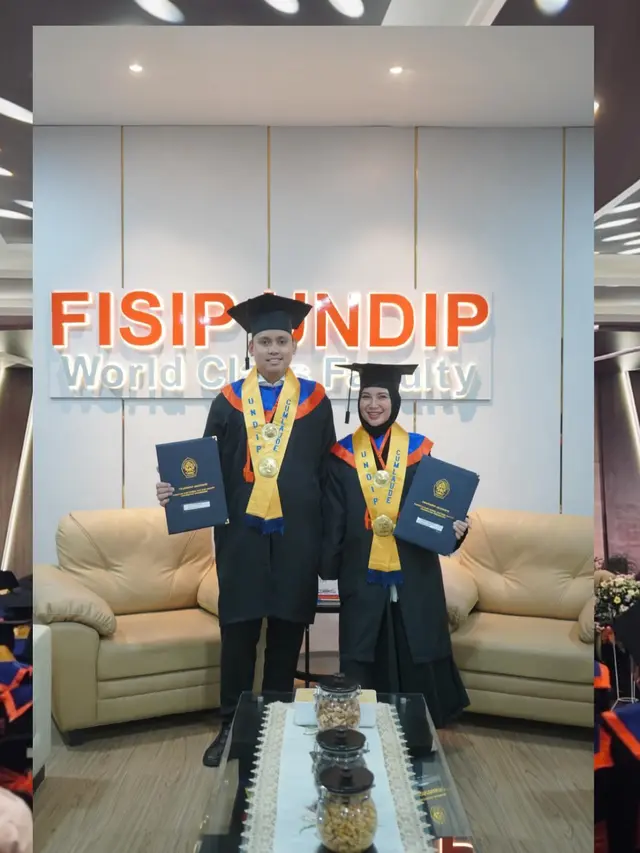 Kuliah Satu Kelas, Ini 7 Potret Chacha Frederica dan Suami Wisuda S2 Bareng