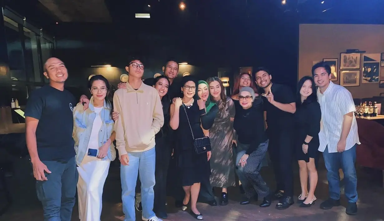 Terlihat juga putra Angelina Sondakh, Keanu Massaid yang tampil kasual dengan hoodie cream dan celana jeans-nya.  [@angelinasondakh09].