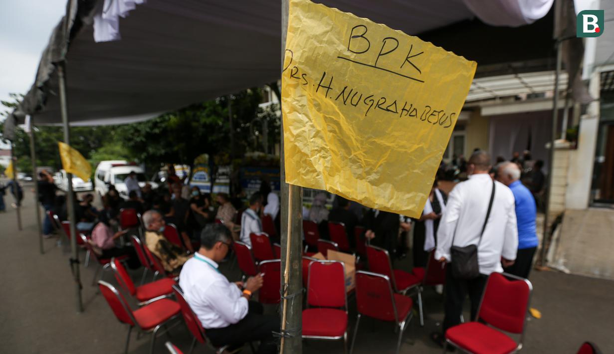 Suasana rumah duka mantan Sekjen PSSI, Nugraha Besoes yang terletak di Perumahan Alfa Indah Blok A II No.18 Joglo, Jakarta Barat, Senin (06/02/2023). Nugraha Besoes meninggal dunia pada Senin (06/02/2023) pukul 00.19 WIB di RS PON. (Bola.com/Bagaskara Lazuardi)