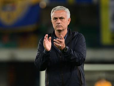 AS Roma secara mengejutkan mengalami kekalahan pada pekan keempat Liga Italia 2021/2022 saat lawatannya menuju ke Hellas Verona. Hal tersebut merupakan kekalahan perdana kepelatihan Jose Mourinho. (AFP/Miguel Medina)