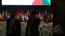 Panitia terus memastikan semua peralatan dalam kondisi baik jelang pembukaan Asian-African Summit dalam rangka peringatan ke-60 Konferensi Asia Afrika di Jakarta Convention Centre, Jakarta, Selasa (21/4/2015). (Liputan6.com/Herman Zakharia)