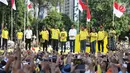 Capres nomor urut 01, Joko Widodo (tengah) menyapa pendukungnya saat menghadiri Deklarasi Alumni UI untuk Jokowi-Amin di Plaza Tenggara GBK Jakarta, Sabtu (12/1). Deklarasi dihadiri perwakilan berbagai kampus. (Liputan6.com/Helmi Fithriansyah)