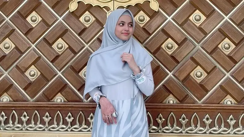 7 Momen Putri Isnari Jalani Umroh, Penampilan Bercadarnya Curi Perhatian