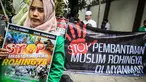 Massa yang mengatasnamakan Solidaritas Muslim Rohingya (SMR) berkumpul di depan Kedubes Myanmar, Jakarta, Jumat (25/11). Para pengunjuk rasa membawa spanduk sambil berorasi soal pembantaian kaum muslim Rohingya di Myanmar. (Liputan6.com/Faizal Fanani)