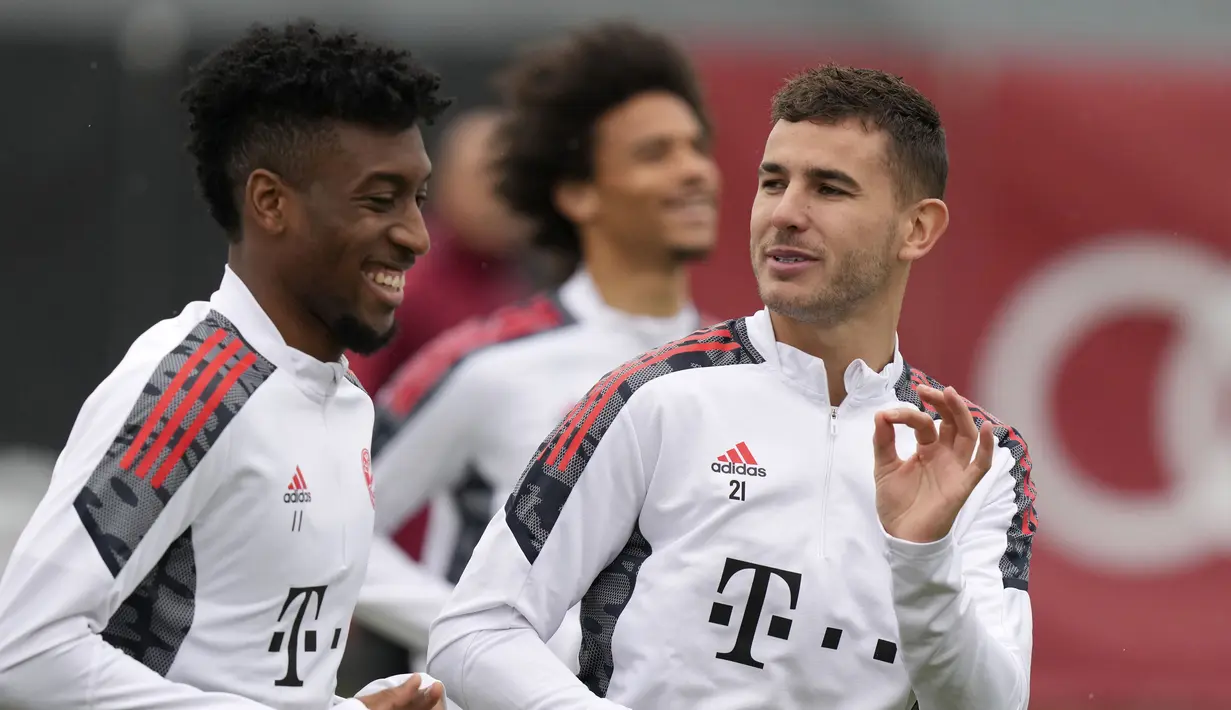 Pemain Bayern Munchen Lucas Hernandez (kanan) memberi isyarat di samping Kingsley Coman (kiri) saat sesi latihan di Munchen, Jerman, Selasa (19/10/2021). Bayern Munchen akan menghadapi Benfica pada pertandingan Grup E Liga Champions pada 20 Oktober 2021 waktu setempat. (AP Photo/Matthias Schrader)