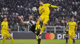 Penyerang Juventus, Gonzalo Higuain, duel udara dengan pemain Dinamo Zagreb, Mario Situm. Pada laga ini Juve melepaskan tujuh kali tembakan ke arah gawang, sementara Dinamo Zagreb hanya dua kali. (Reuters/Giorgio Perottino)