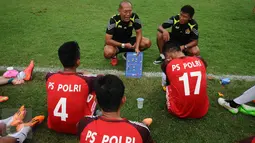 Pelatih PS Polri, Bambang Nurdiansyah (tengah) memberi arahan pada pemainnya saat jeda laga melawan PS MSG di Mako Brimob, Depok, Rabu (24/2/2016). Laga persiapan turnamen Piala Bhayangkara 2016 ini berakhir imbang 1-1. (Liputan6.com/Helmi Fithriansyah)