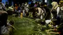 Pengunjung melihat kura-kura di SeaWorld Ancol, Jakarta, Minggu (25/12). Seaworld menjadi tempat favorit pengunjung dalam liburan dikarenakan mereka bisa sambil belajar untuk putra-putrinya mengenal biota laut. (Liputan6.com/Faizal Fanani)