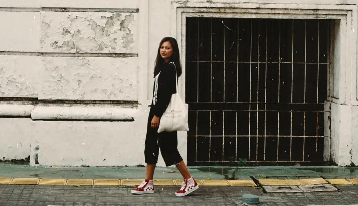 Wanita berusia 22 tahun ini tampaknya memang senang dengan penampilan santai. Menggunakan baju abu-abu ditambah outer berwarna hitam, celana hitam melengkapi penampilan serba hitamnya. Sneakers berwarna merah melengkapi penampilannya. (Liputan6.com/IG/@indahpermatas)
