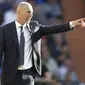 Pelatih Real Madrid, Zinedine Zidane, memberikan arahan kepada anak asuhnya saat melawan Celta Vigo pada laga La Liga 2019 di Stadion Santiago Bernabeu, Sabtu (16/3). Real Madrid menang 2-0 atas Celta Vigo. (AP/Paul White)