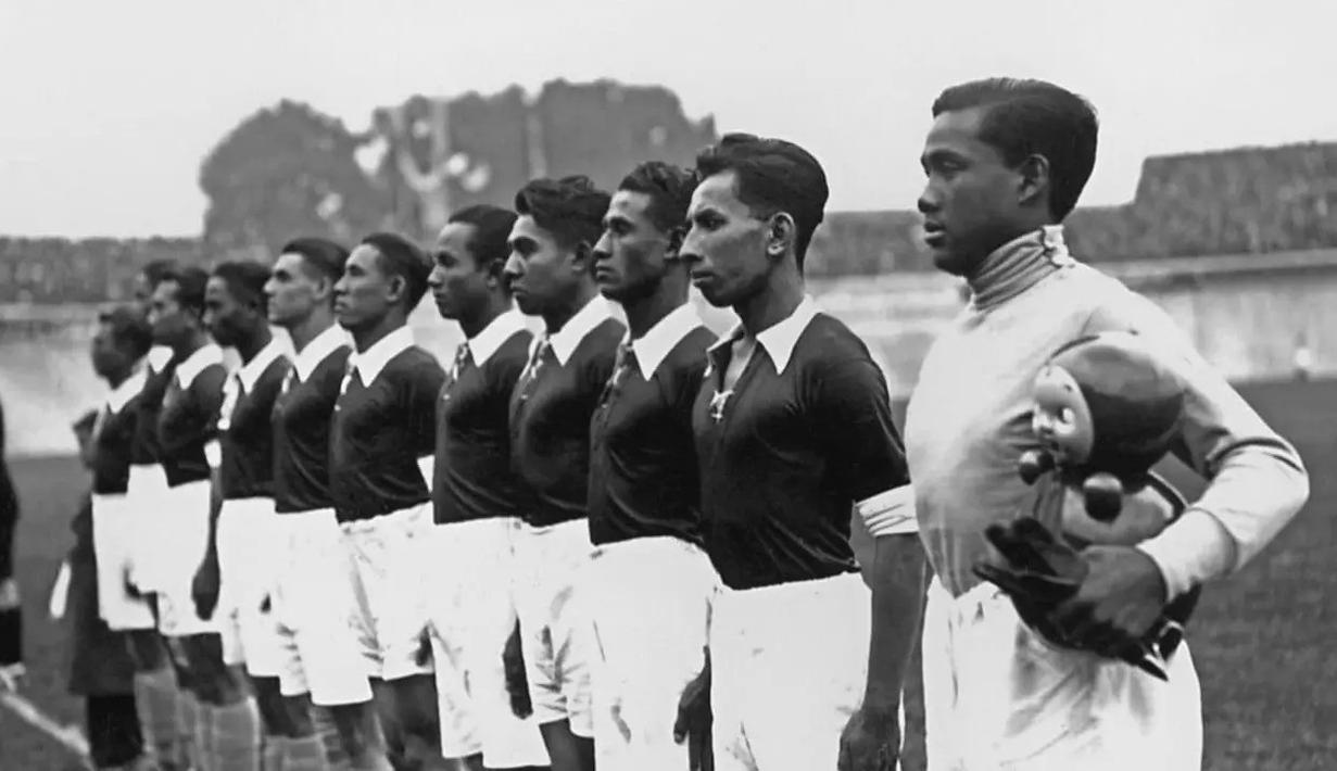 Indonesia. Masih berstatus jajahan Belanda, Timnas Indonesia yang bermain atas nama Hindia Belanda berhasil lolos mewakili Asia ke Piala Dunia 1938 di Prancis usai menyisihkan Jepang yang mengundurkan diri di babak kualifikasi. Langsung menerapkan sistem gugur, Hindia Belanda akhirnya tersingkir di babak pertama usai takluk 0-6 dari Hongaria. (AFC)