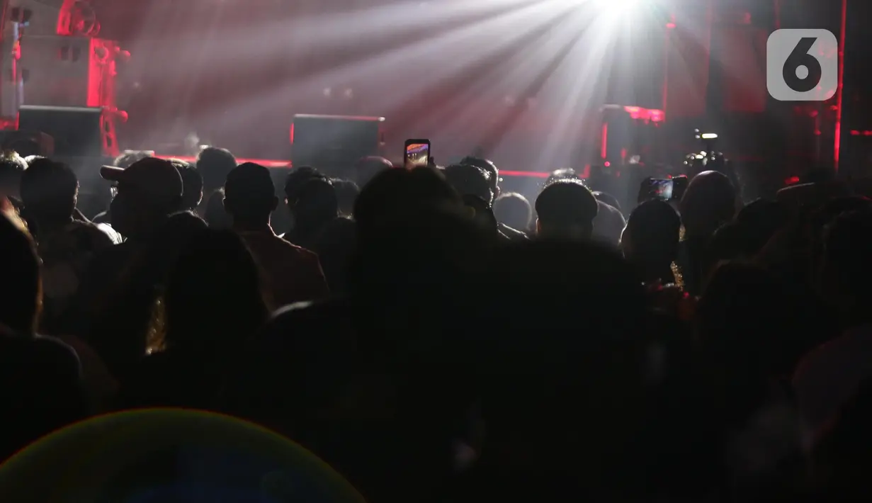 Penonton saat menyaksikan salah satu penampilan di hari pertama gelaran We The Fest 2022 di GBK Sports Complex Jakarta, Jumat (23/9/2022). (Liputan6.com/Helmi Fithriansyah)