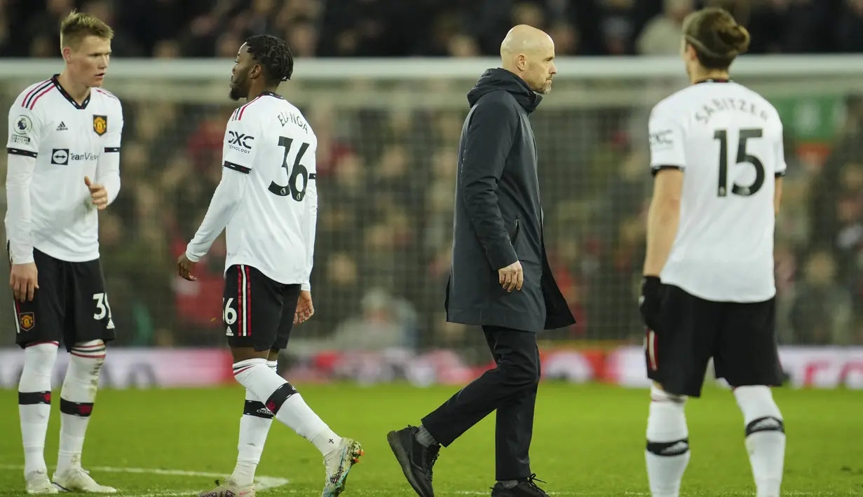 <p>Pelatih Manchester United, Erik ten Hag meninggalkan lapangan setelah pertandingan melawan Liverpool pada lanjutan Liga Inggris di stadion Anfield, Inggris, Minggu (5/3/2023). Liverpool memenangkan pertandingan melawan Manchester United dengan skor telak 7-0. (AP Photo/Jon Super)</p>