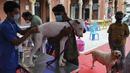 Seorang dokter hewan menginokulasi seekor anjing dengan dosis vaksin antirabies pada kesempatan Hari Rabies Sedunia di Rumah Sakit Universitas Hewan Tamil Nadu, Chennai, Rabu (29/9/2021). Hari Rabies Sedunia diselenggarakan pada tanggal 28 September setiap tahun. (Arun SANKAR/AFP)