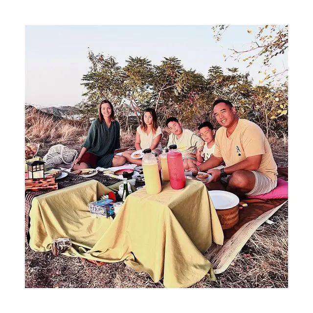 7 Inspirasi Outfit Liburan di Pantai ala Nia Ramadhani yang Liburan Bersama Keluarga di Labuan Bajo