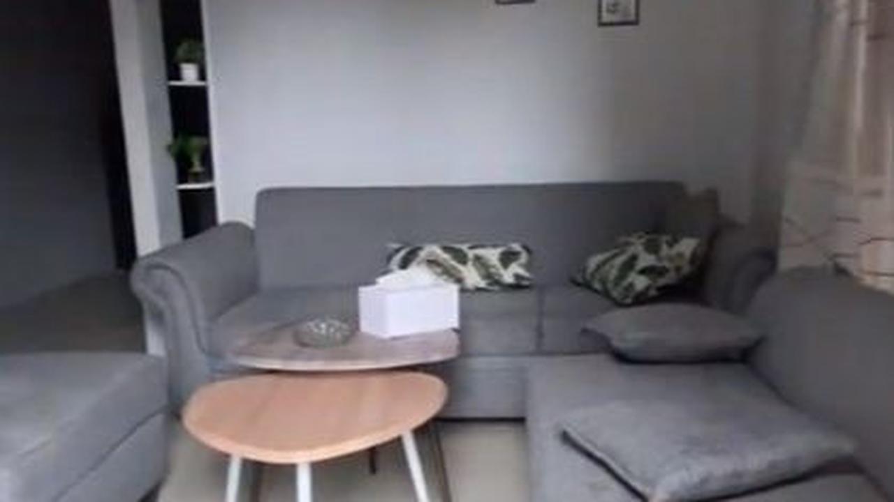 Dinding rumah dicat dengan warna abu-abu semakin menambah nyaman para penghuni. Rumah tersebut di luar dugaan jika hanya melihat dari luar.&nbsp;<br>