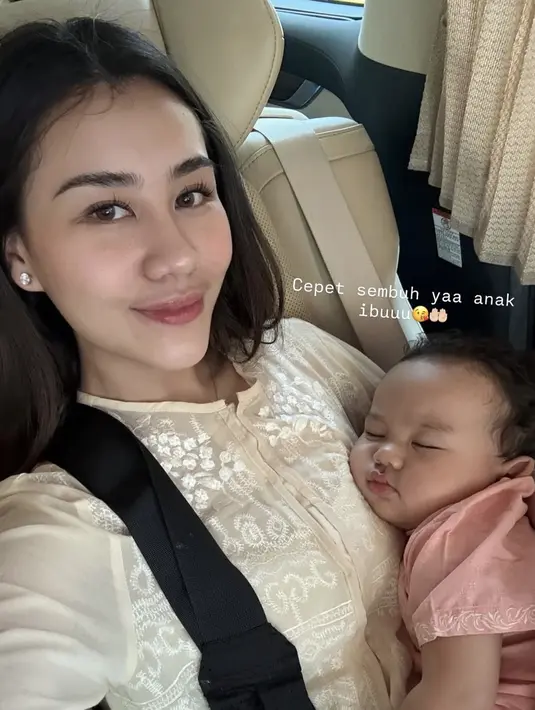 Aaliyah Massaid memilih tampil dengan tunik warna beige dengan bordiran putih. Dipercantik dengan anting-anting minimalis. [@aaliyah.massaid]