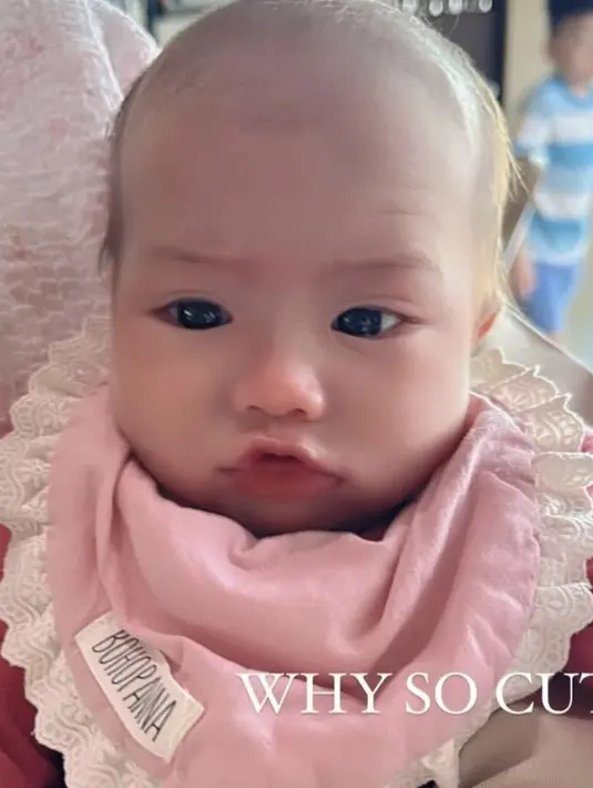 Kyarra juga tampak begitu menggemaskan dengan baju pink disertai bip pink dengan aksen renda. [Foto: Instagram/ Jessicamila03]