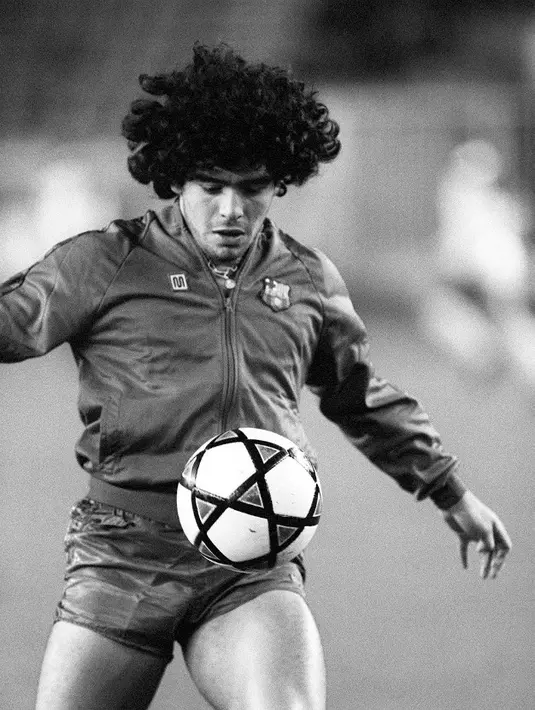 Pemain sepak bola Argentina Diego Maradona yang mengenakan warna FC Barcelona saat pertandingan persahabatan melawan Paris Saint-Germain di Paris, Prancis, 13 November 1982. Sejak pensiun pada 1997, Maradona kerap mengalami masalah kesehatan. (JOEL ROBINE/AFP)