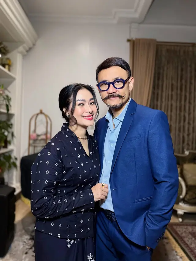 Model Kebaya Hitam ala Iis Dahlia untuk Acara Resepsi
