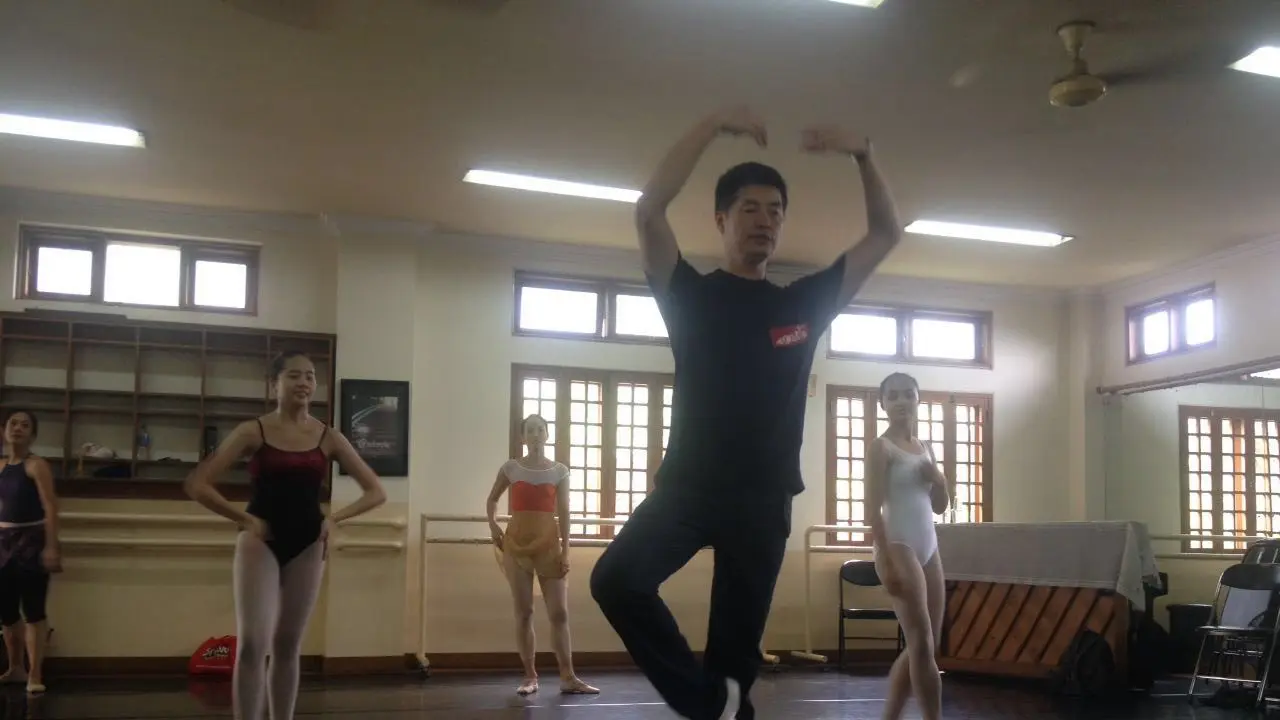 Master balet, Xu Gang, tengah melatih sejumlah balerina di sekolah Namarina Ballet Jazz Fitnes