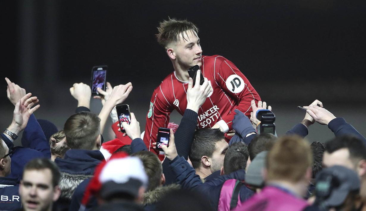 Pemain Bristol City, Josh Brownhill, merayakan kemenangan atas Manchester United pada laga Piala Liga Inggris di Stadion Ashton Gate, Kamis (21/12/2017). Bristol City menang 2-1 atas Manchester United. (AP/Nick Potts)