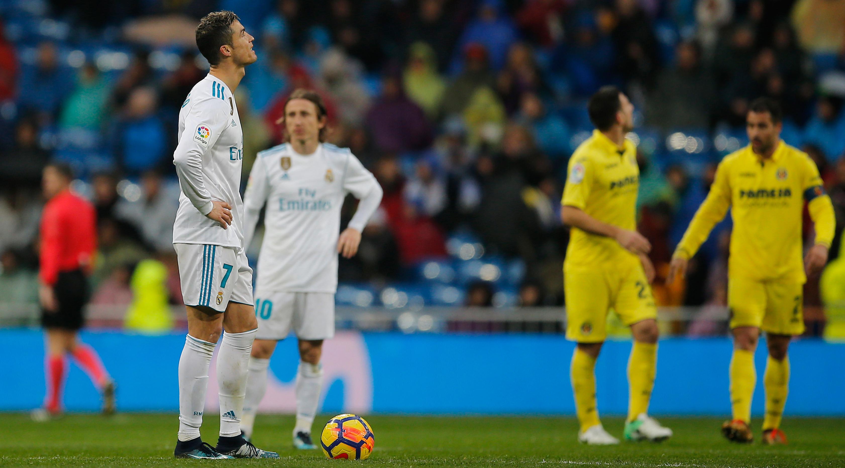 Penyerang Real Madrid Cristiano Ronaldo saat melawan Villarreal di pertandingan Liga Spanyol di stadion Santiago Bernabeu di Madrid, Spanyol (13/1). Gol tunggal Villarreal dicetak Pablo Fornals pada menit-menit akhir pertandingan. (AP Photo/Paul White)