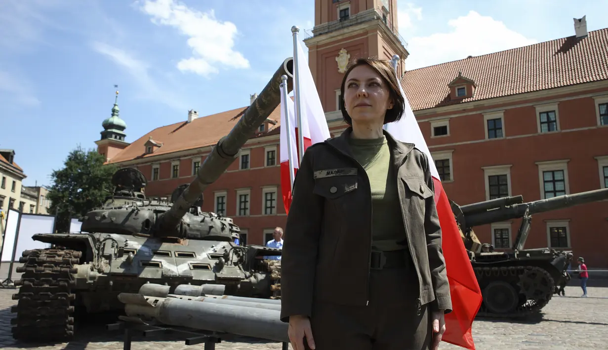 Wakil Menteri Pertahanan Ukraina, Hanna Maliar, berpose selama pembukaan pameran terbuka tank dan kendaraan lapis baja Rusia yang rusak dan terbakar di Castle Square, di Warsawa, Polandia (27/6/2022). (AP Photo/Michal Dyjuk)