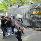 Polisi menangkap seorang peserta ketika terjadi bentrokan mahasiswa dan kepolisian saat demonstrasi mengusut tuntas kasus tewasnya Randi-Yusuf, Senin (27/9/2021).(Liputan6.com/Ahmad Akbar Fua)
