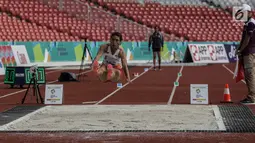 Atlet Indonesia Maria Natalia Londa melakukan lompatan dalam final lompat jauh putri atletik 18th Asian Games Invitation Tournament di SUGBK, Jakarta, Minggu (11/2). Maria menambah perolehan emas Indonesia di turnamen ini. (Liputan6.com/Faizal Fanani)