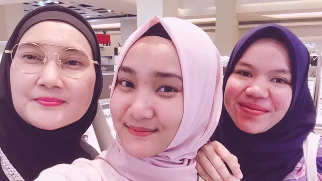 6 Potret Kebersamaan Fatin Shidqia dan Ibunda yang Awet Muda, Bak Kakak Adik