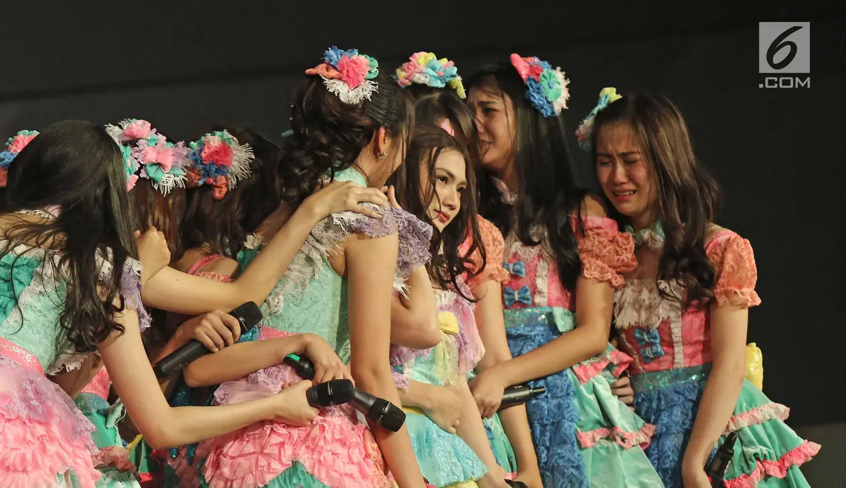 Para Member JKT 48 memeluk Melody usai memberikan pengumuman kelulusan dirinya di acara 'JKT48 Request Hour Setlist Best 30 2017', Jakarta, Sabtu (4/11). Melody memutuskan lulus dari JKT48. (Liputan6.com/Herman Zakharia)