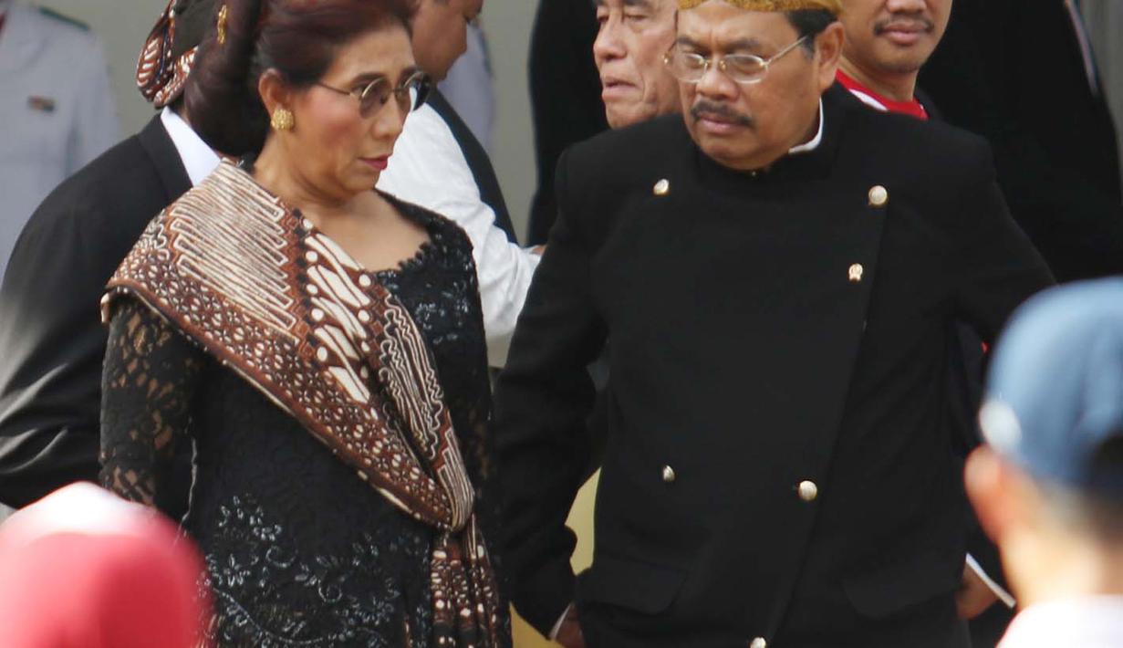Menteri Kelautan dan Perikanan, Susi Pudjiastuti mengenakan pakaian adat saat mengikuti upacara Hari Lahir Pancasila di gedung Pancasila, Jakarta, Kamis (1/6). (Liputan6.com/Angga Yuniar)