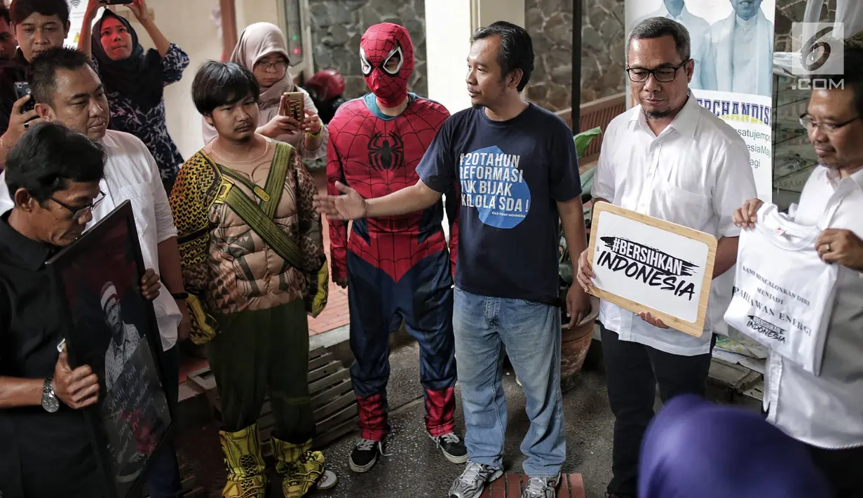 Perwakilan Tim Kampanye Nasional (TKN) Joko Widodo-Ma'ruf Amin menerima massa aksi yang tergabung dalam gerakan #BersihkanIndonesia berkostum tokoh superhero di markas pemenangan Jokowi - Ma'ruf, Jakarta, Rabu (13/2). (Liputan6.com/Faizal Fanani)