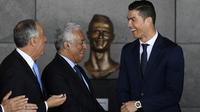 Cristiano Ronaldo saat menghadiri peresmian pergantian nama Bandara Internasional Madeira menjadi Bandara Cristiano Ronaldo di Pulau Madeira, Portugal, Rabu (29/3/2017).(AFP/Francisco Leong)