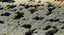 Puluhan ribu peserta demo 2 Desember menunaikan ibadah salat subuh berjamaah di Masjid Istiqlal, Jakarta, Jumat (2/12). Mereka kebanyakan telah tiba di Masjid Istiqlal sejak malam hari. (Liputan6.com/Gempur M Surya)