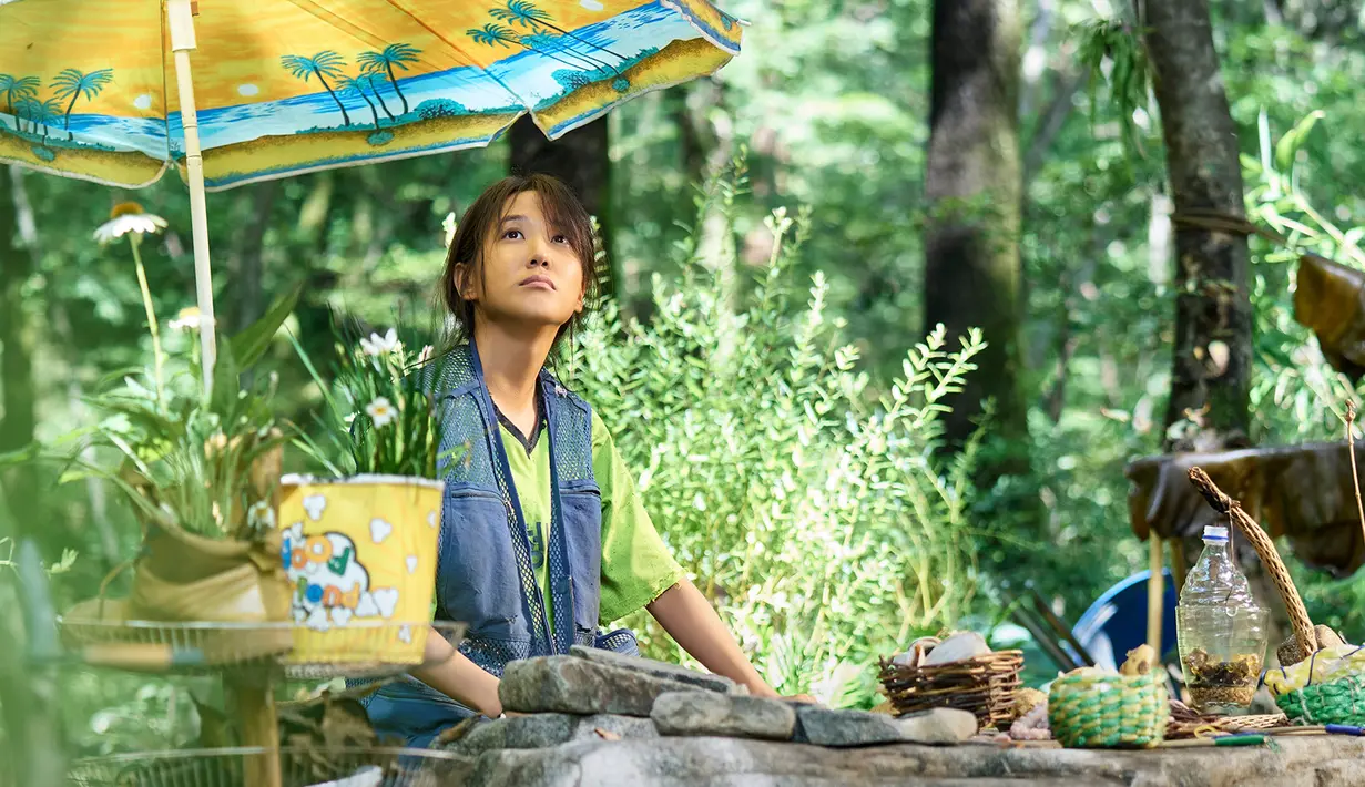 Park Eun Bin memainkan peran utama sebagai Seo Mok Ha, seorang gadis yang diselamatkan dari pulau tak berpenghuni setelah 15 tahun. (Foto: Instagram/ tvn_drama)