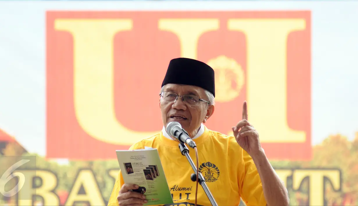 Budayawan Taufik Ismail membaca puisi jelang pembacaan Deklarasi Bangkit untuk Keadilan di Kampus UI, Depok, Jumat (27/1). Aktivis Alumni UI menyuarakan keprihatinan terhadap kondisi Indonesia saat ini. (Liputan6.com/Helmi Fithriansyah)