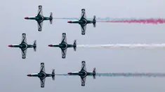 Jet Angkatan Udara Pakistan menunjukkan atraksi aerobatik dalam sesi latihan jelang parade militer menyambut Hari Republik Pakistan di Islamabad, Rabu (21/3). Pakistan akan merayakan Hari Republiknya pada 23 Maret 2018. (AP Photo/B.K. Bnagash)