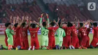 Pemain Timnas Indonesia U-19 merayakan hasil imbang melawan Korea Utara pada laga kualifikasi Grup K Piala AFC U-19 2020 di Stadion Utama Gelora Bung Karno, Jakarta, Minggu (10/11/2019). Indonesia lolos ke putaran Piala AFC U-19 2020 di Uzbekistan. (Liputan6.com/Helmi Fithriansyah)