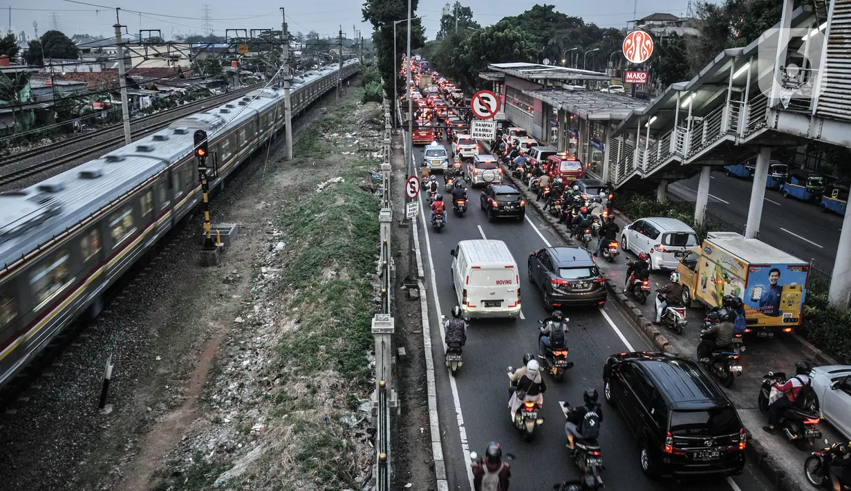 Kendaraan terjebak macet akibat penutupan jalan untuk proyek galian saluran di Jalan I Gusti Ngurah Rai, Jakarta, Rabu (6/1/2021). Penutupan jalan menyebabkan kemacetan kendaraan saat jam sibuk. (merdeka.com/Iqbal S Nugroho)