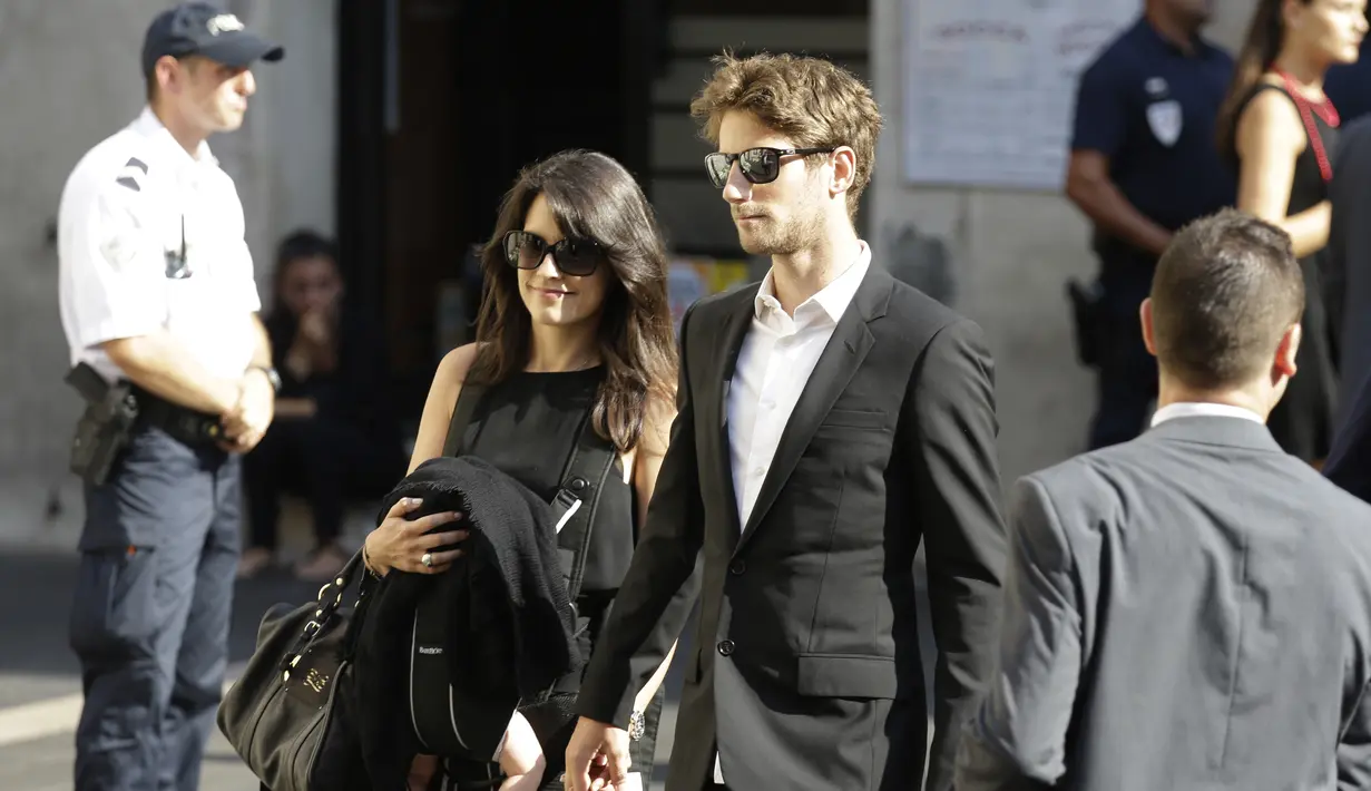 Pebalap F1 dari tim Lotus, Romain Grosjean, hadir bersama sang istri, Marion Jolles. (AP Photo/Lionel Cironneau)