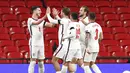 Para pemain Inggris merayakan gol yang dicetak oleh Declan Rice ke gawang Islandia pada laga UEFA Nations League di Stadion Wembley, Kamis (19/11/2020). Inggris menang dengan skor 4-0. (Neil Hall/Pool via AP)