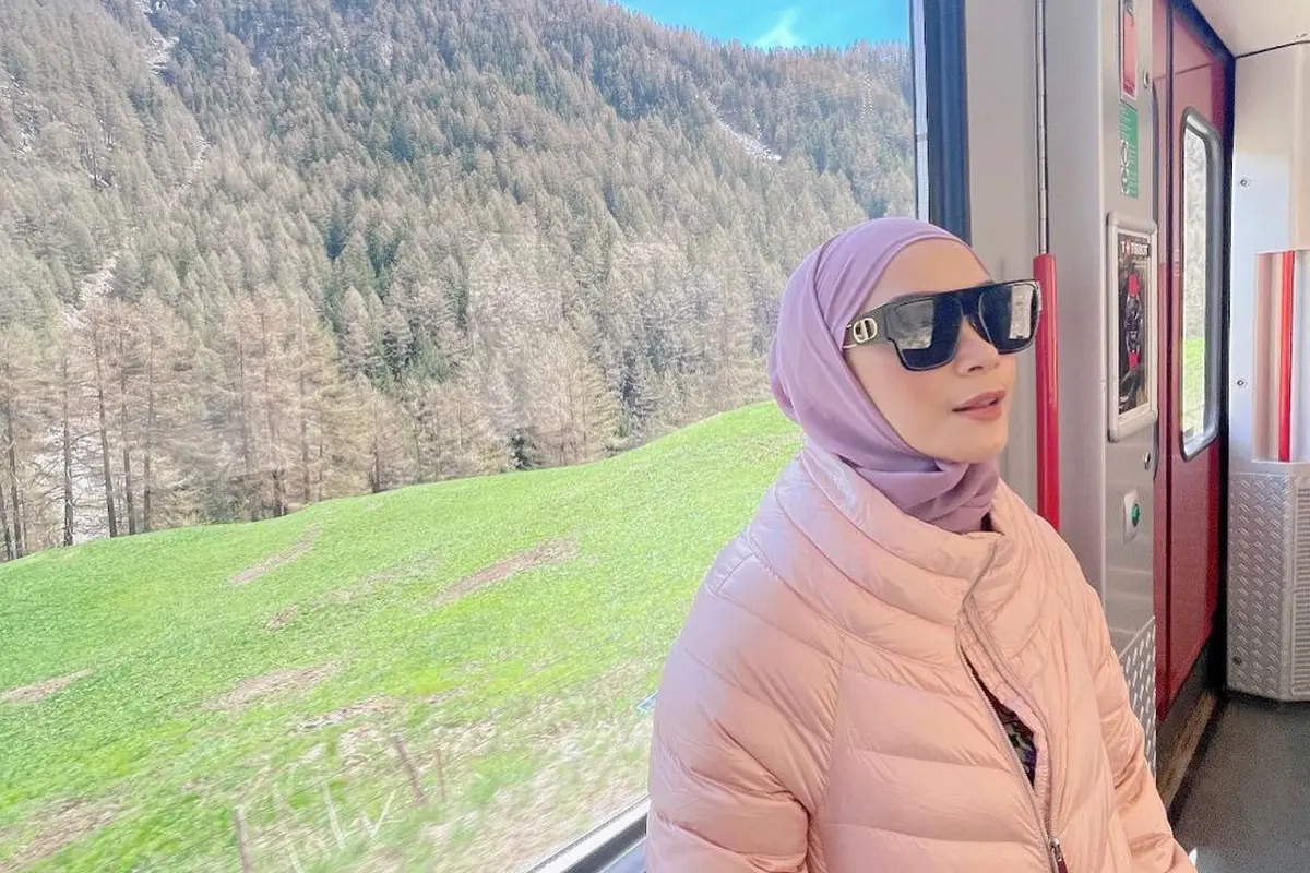 9 Potret Sheza Idris Umumkan Kehamilan di Eropa dengan Outfit Feminin, Padukan Look Cewek Kue dan Cewek Bumii