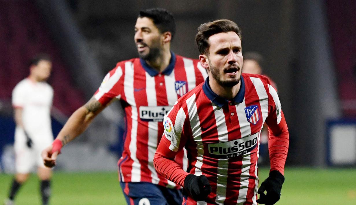 Pemain Atletico Madrid, Saul Niguez, melakukan selebrasi usai mencetak gol ke gawang Sevilla pada laga Liga Spanyol di Stadion Wanda Metropolitano, Selasa (12/1/2021). Atletico Madrid menang dengan skor 2-0. (AFP/Pierre-Philippe Marcou)