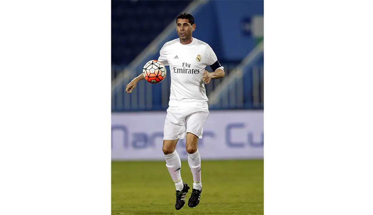 Bek legenda Real Madrid, Fernando Hierro, tampil pada laga persahabatan melawan BaniYas FC di Abu Dhabi, UEA, Jumat (4/12/2015). (EPA/Ali Haider)