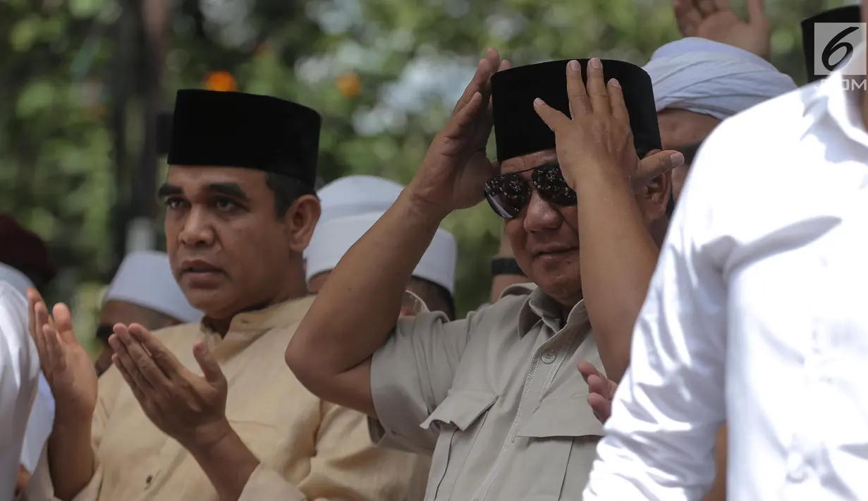 Capres nomor urut 02 Prabowo Subianto saat menghadiri syukuran kemenangan di kediaman Prabowo, di Kertanegara, Jakarta, Jumat (19/4). Acara dengan tema gema nisfu sya'ban sekaligus ucapan syukur kemenangan Prabowo - Sandiaga tersebut dihadiri ribuan pendukung. (Liputan6.com/Faizal Fanani)