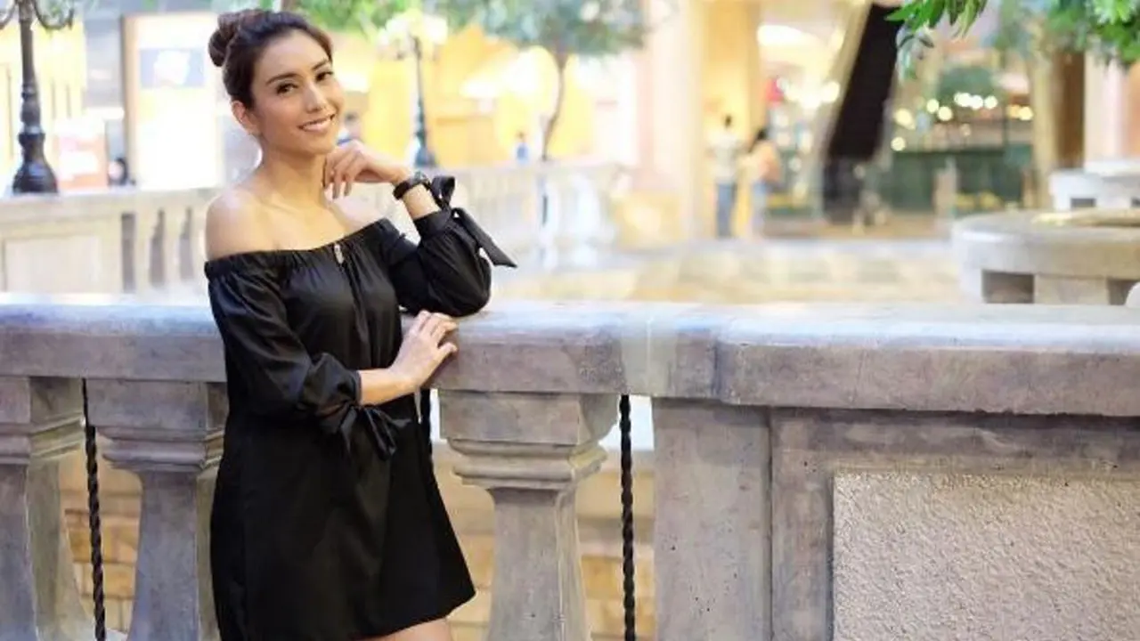 Top 3: Gaya Panggung Seksi Tyas Mirasih dalam Busana Serba Hitam