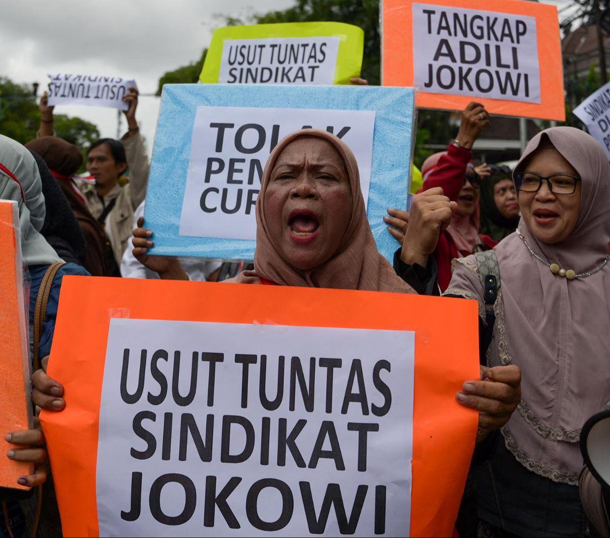 Sekelompok emak-emak yang tergabung dalam Masyarakat Sipil Perduli Pemilu dan Demokrasi saat melakukan aksi unjuk rasa di depan Kantor Gedung KPU Pusat, Imam Bonjol Menteng, Jakarta Pusat, Jumat (16/2/2024). Mereka memprotes dugaan kecurangan dalam proses